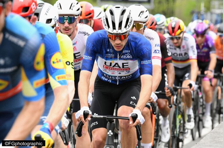découvrez les favoris, le parcours complet et les détails de diffusion de l'épreuve cycliste het nieuwsblad, pour ne rien manquer de cet événement incontournable du cyclisme.