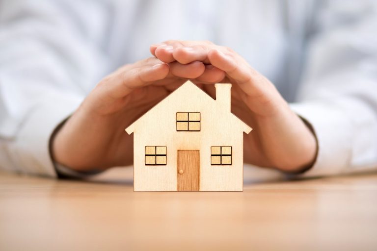 découvrez pourquoi les tarifs de l'assurance habitation augmentent jusqu'à 15% et comment protéger votre budget face à ces hausses.